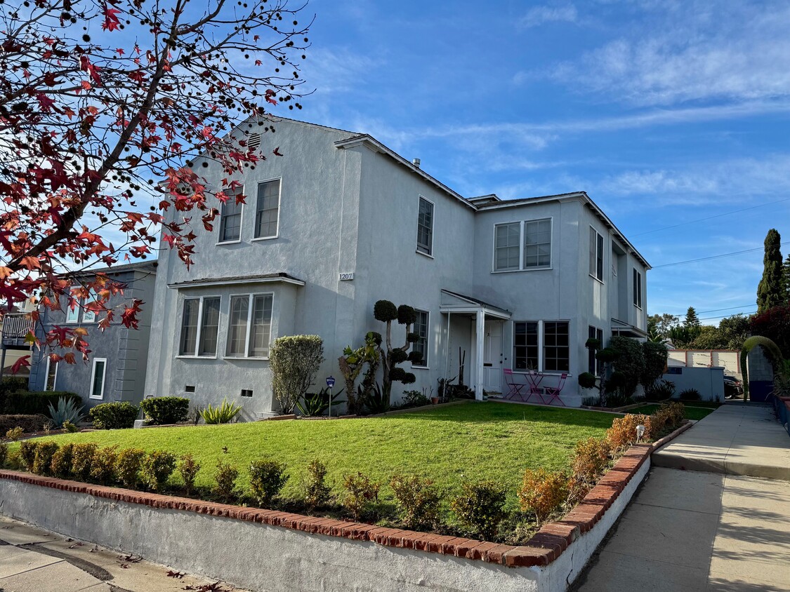 Front View - 1207 Ocean Park Blvd