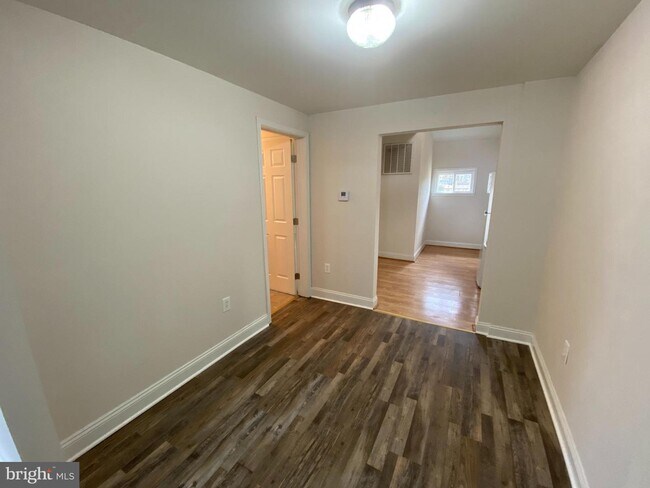 Building Photo - 806 Weedon St