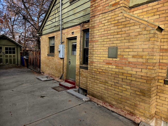 Building Photo - 2528 Beverly St E