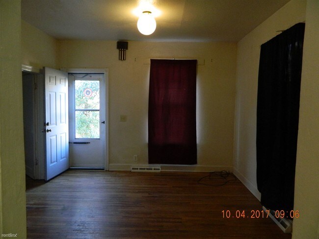 Building Photo - 802 S Russell St