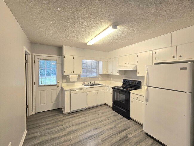 Foto del edificio - Affordable 2-Bedroom Duplex
