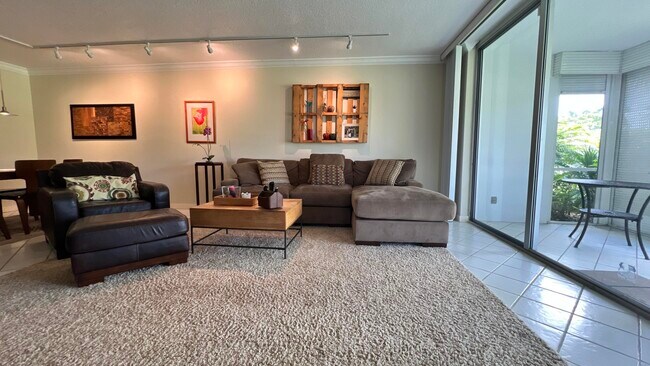 Building Photo - 4017 N Cypress Dr