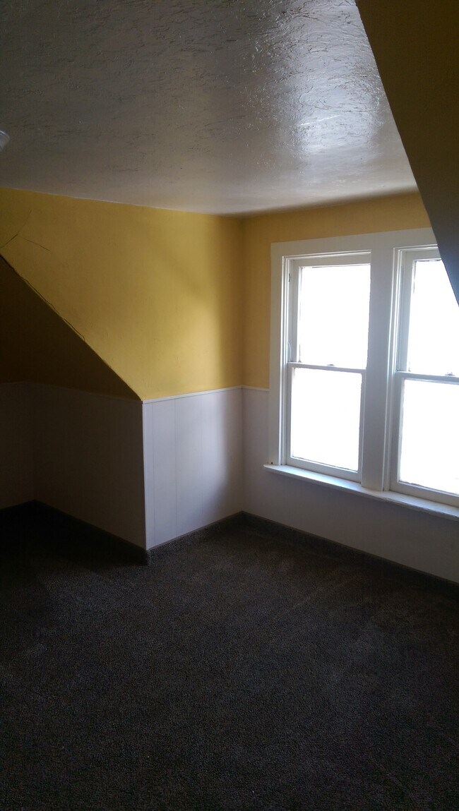 upstairs bedroom - 162 Poplar Avenue