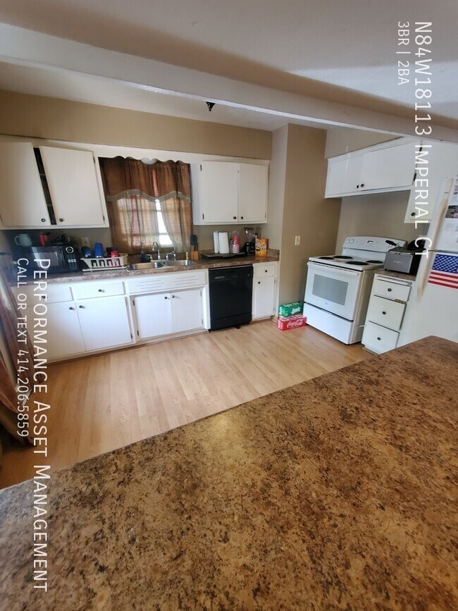 Building Photo - Charming 3bed/1.5bath Menomonee Falls Ranch
