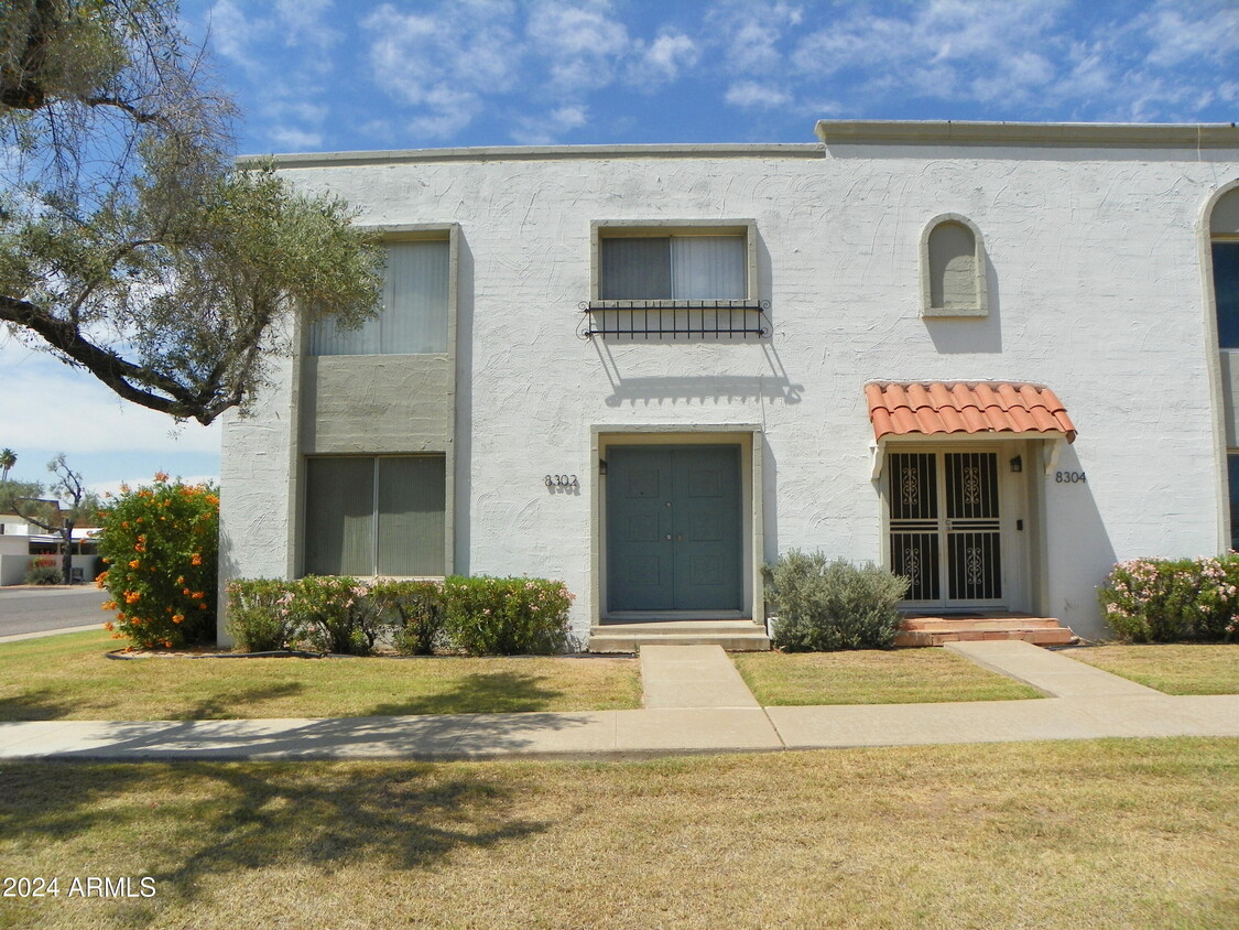 Primary Photo - 8302 E Chaparral Rd
