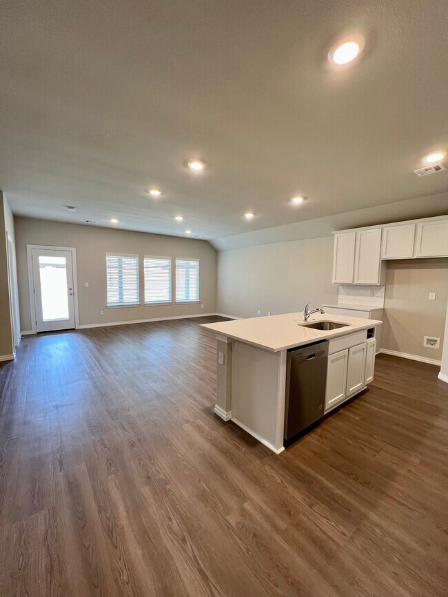 Building Photo - 6423 Park Hill Dr
