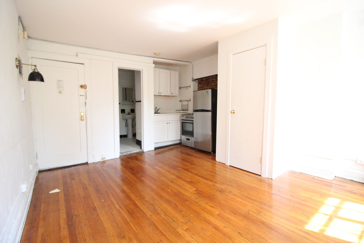 Main Photo - 323 W 4th St