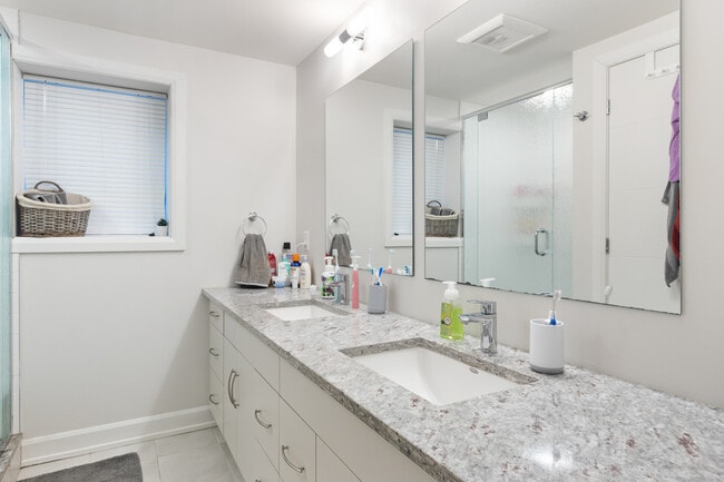 Building Photo - 476 Sunnyside Av