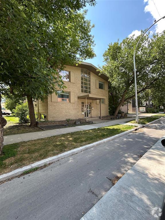 Building Photo - 310-310 Stradbrook Ave