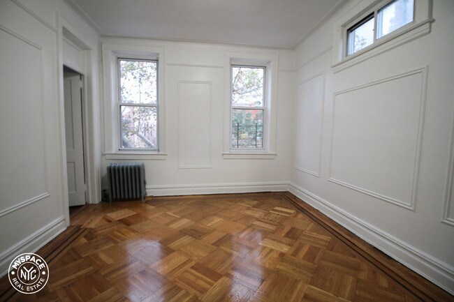 Foto del edificio - 281 Schaefer St