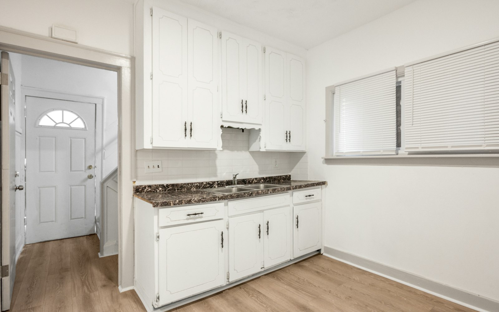 1554 Larchmont Rd Cleveland, OH 44110 – photo 3