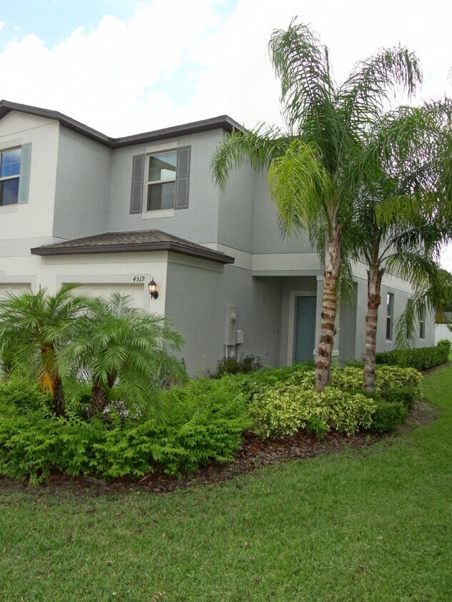 Primary Photo - Spacious 2 bed, 2.5 bath, 1 car garage tow...