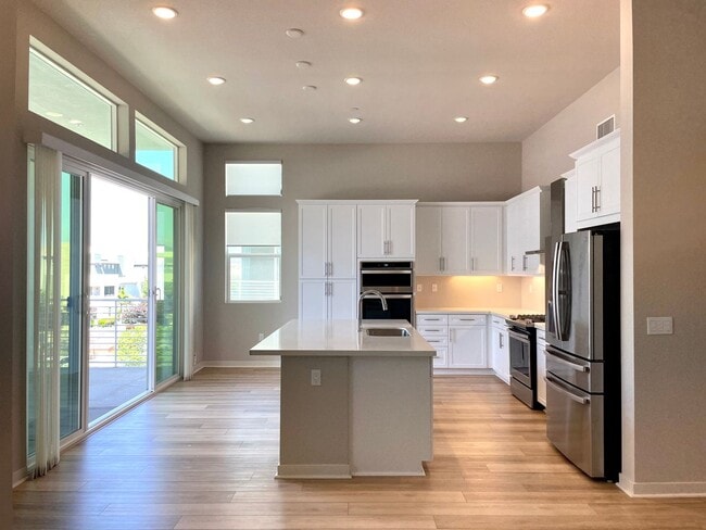 Foto del edificio - Stunning 3B/3BA 4-story Upgraded Home w/ P...