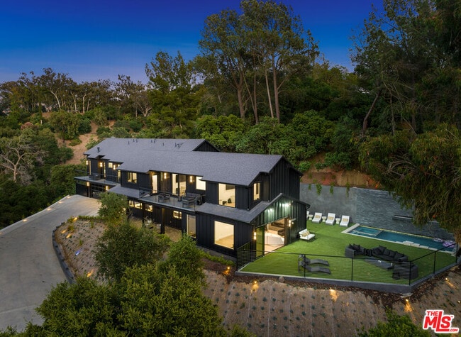 Foto del edificio - 3140 Coldwater Canyon Ave