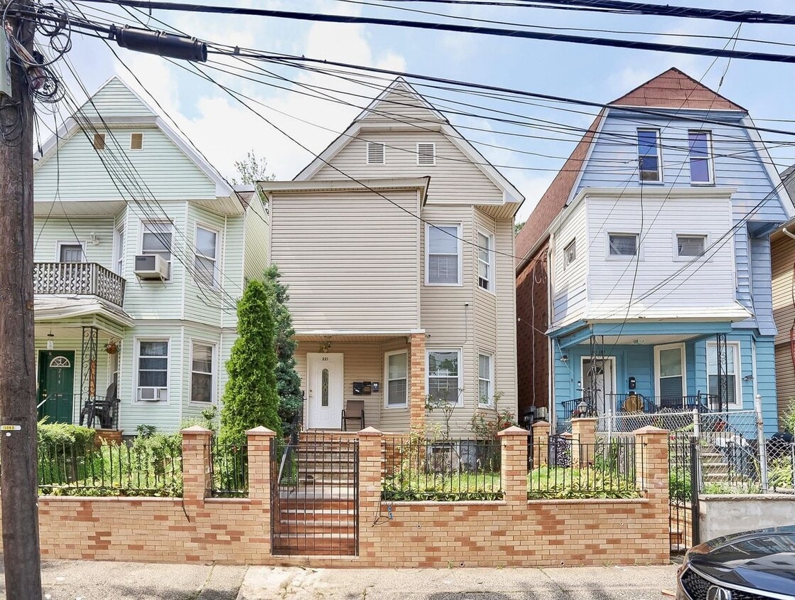 Primary Photo - 221 Claremont Ave