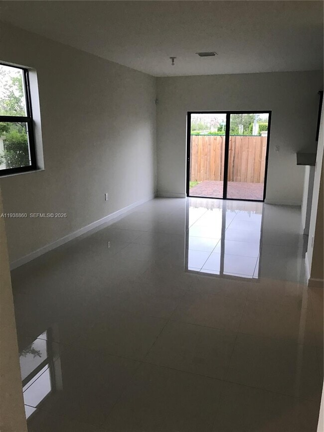 Foto del edificio - 8806 NW 103rd Ave