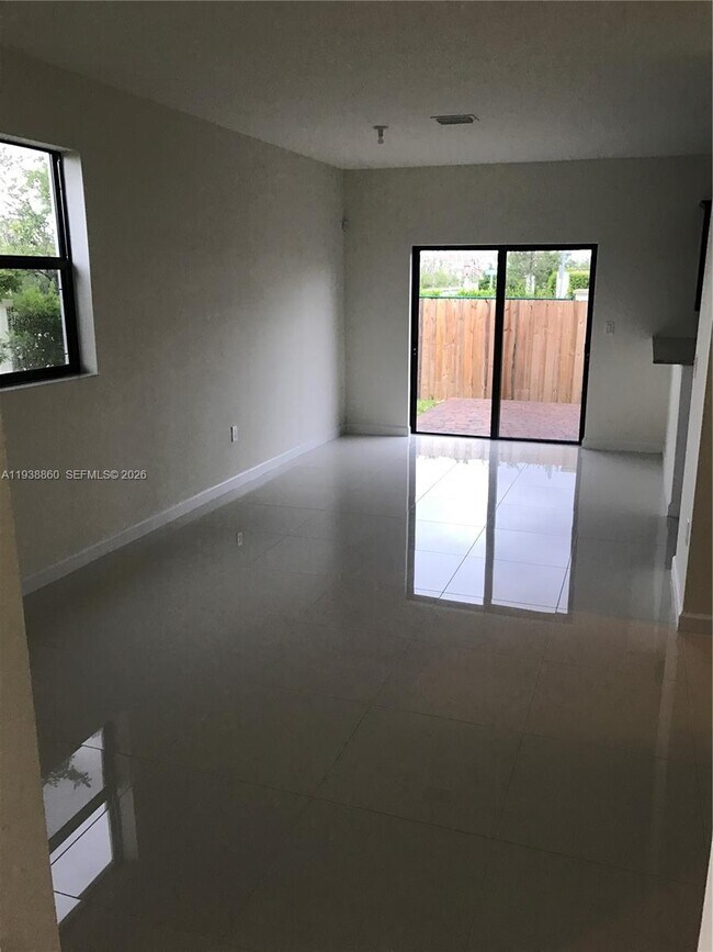 Foto del edificio - 8807 NW 103rd Ave