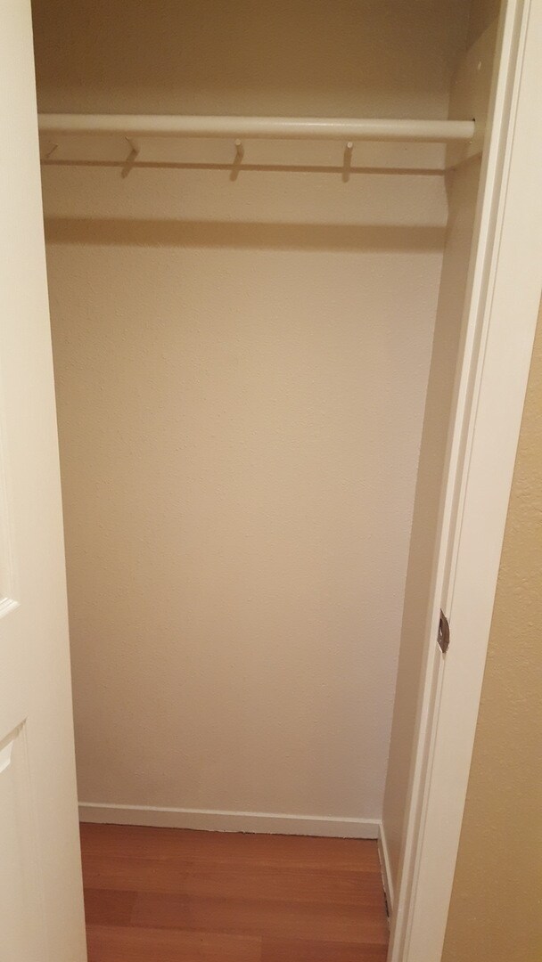 Foto del edificio - SPACIOUS 2 BED / 1 BATH 2ND FLOOR UNIT W/W...