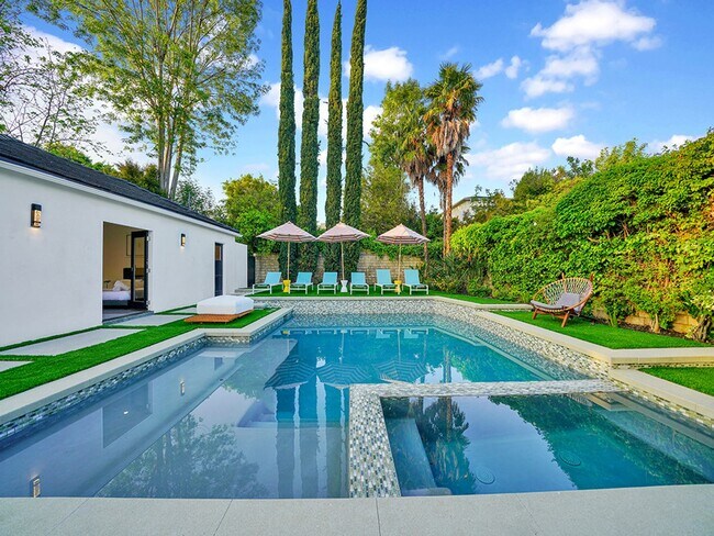 Foto del edificio - Luxe 5+4.5 w/detached studio, downstairs e...