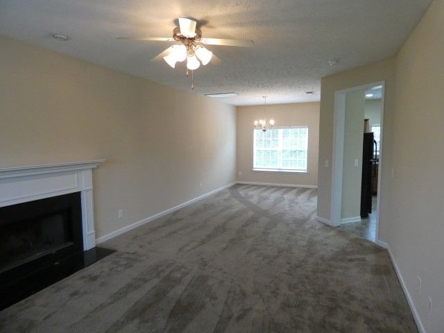 Building Photo - Large 3BR/2.5BA Home Located in La Verge TN