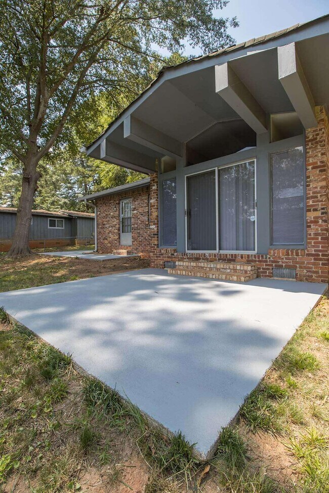 Foto del edificio - 4429 Riverwood Cir