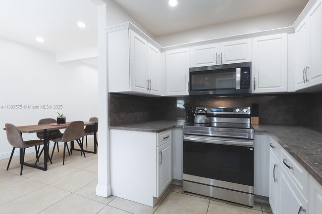 Foto del edificio - 250 NE 170th St