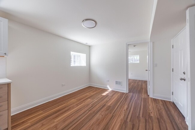 Building Photo - 3100 N Harding Ave
