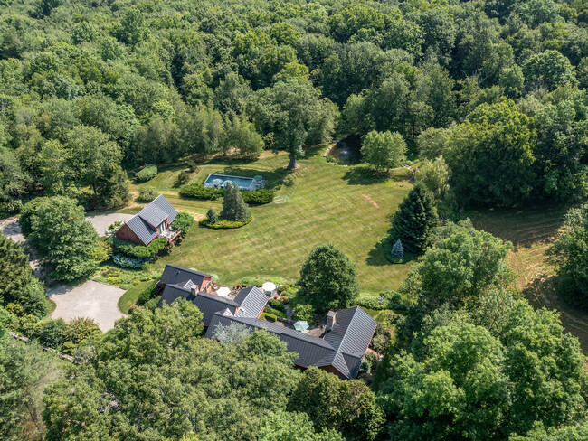 Building Photo - 35 Schoolhouse Rd