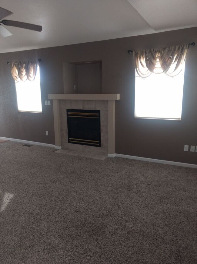 Foto del edificio - BEAUTIFUL 5 BED/3 BATH Loveland Ranch with Finished Basement