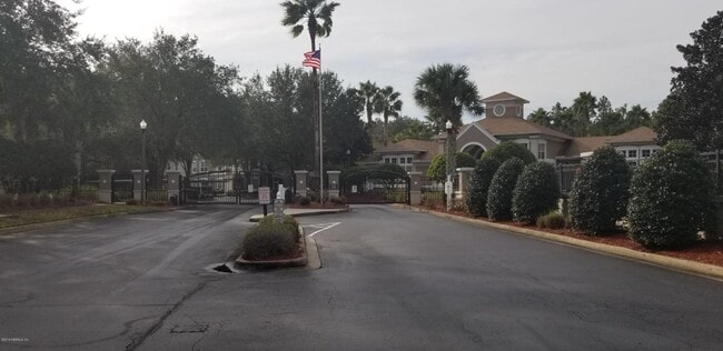 Building Photo - 10550 Baymeadows Rd