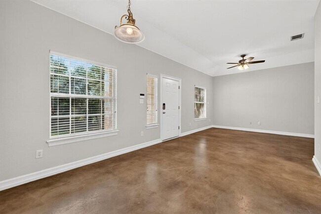 Building Photo - 1002 Castile Rd