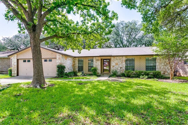 BEAUTIFUL SINGLE STORY HOME IN OAK HOLLOW - BEAUTIFUL SINGLE STORY HOME IN OAK HOLLOW