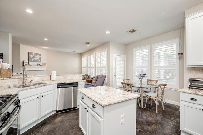 Foto del edificio - 2729 Kinney Oaks Ct