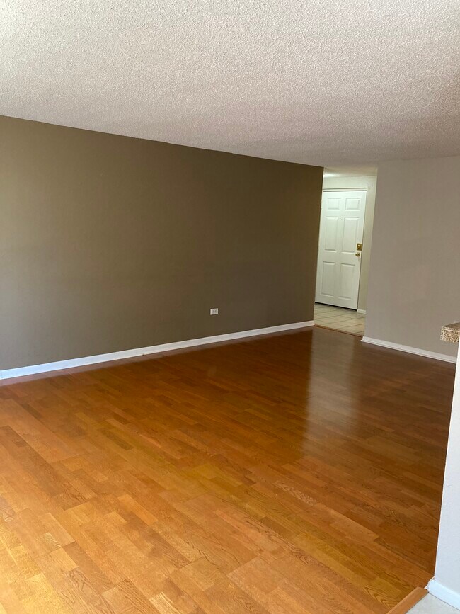 Living room - 830 E 11th Ave