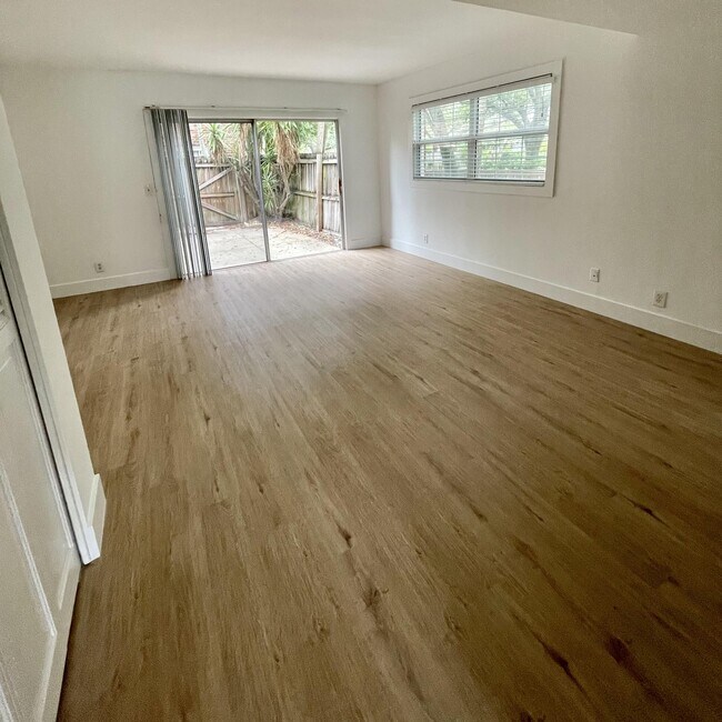 Foto del edificio - 411 N Cypress Dr