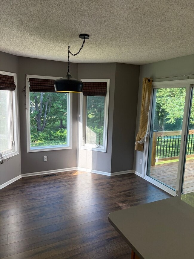 Building Photo - HUGE 3 Bed Home for Rent!