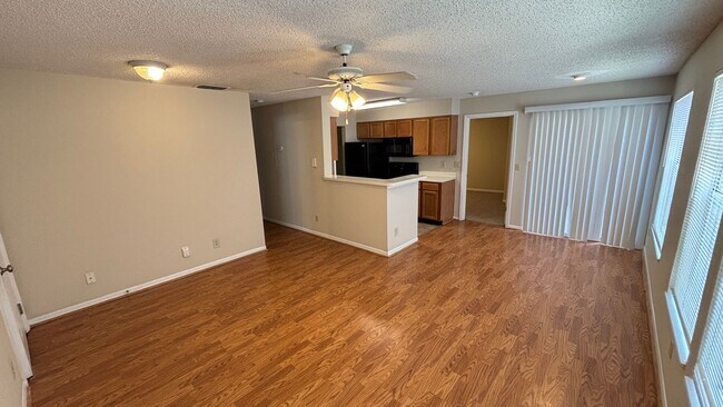 Foto del edificio - 2BR/2BA Tradewinds Condo with Wood Floors ...