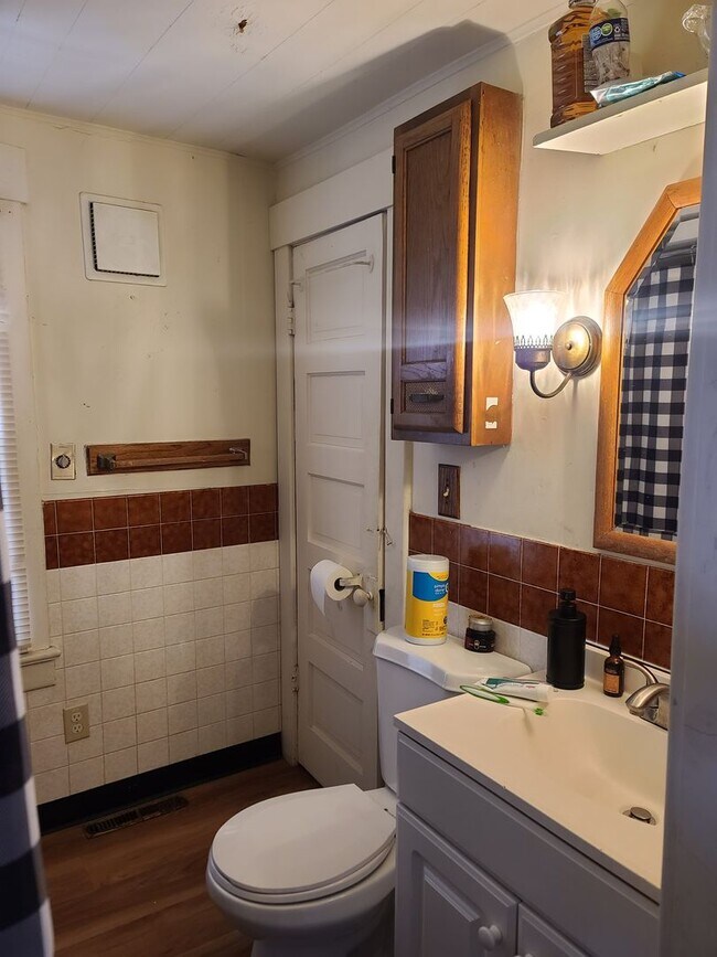 Building Photo - 810 N Coler Ave