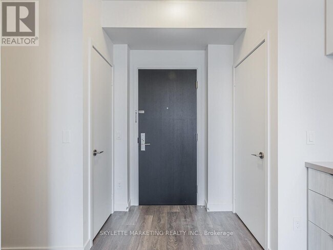 Photo du bâtiment - 8 Eglinton Ave E