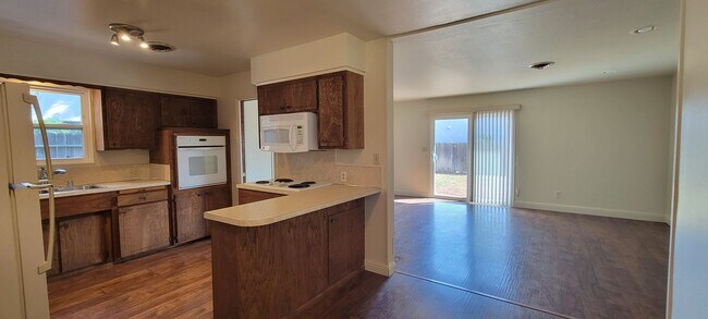 Foto del edificio - South Redding Cutie Near Westwood Village Shopping Center