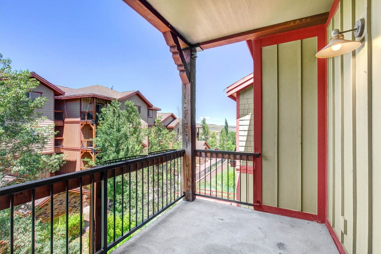 Foto principal - Unfurnished Condo Retreat with Modern Comf...