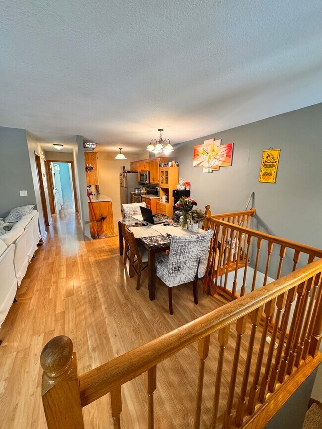 Foto del edificio - Gorgeous 3 Bedroom, 2 Full Bathroom Townhome in Desirable Location