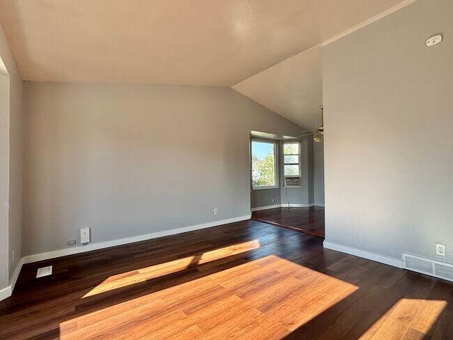 Foto del edificio - Spacious Split Level in Kearns!