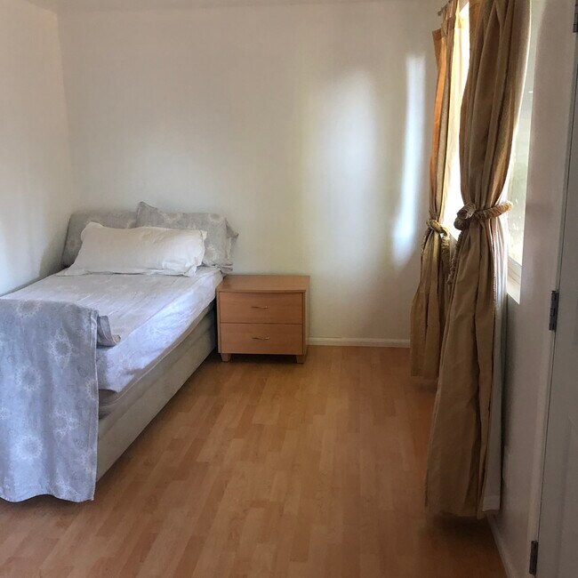 Building Photo - 9010 Balcom Ave