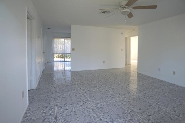 Building Photo - 3810 Oswego Ave