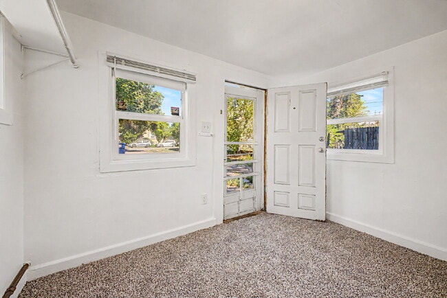 Building Photo - "Charming 1-Bed 1 bath in Englewood – Cozy 400 Sq Ft Living!"