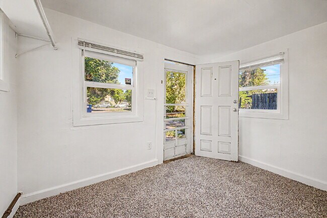 Foto del edificio - "Charming 1-Bed 1 bath in Englewood – Cozy 400 Sq Ft Living!"