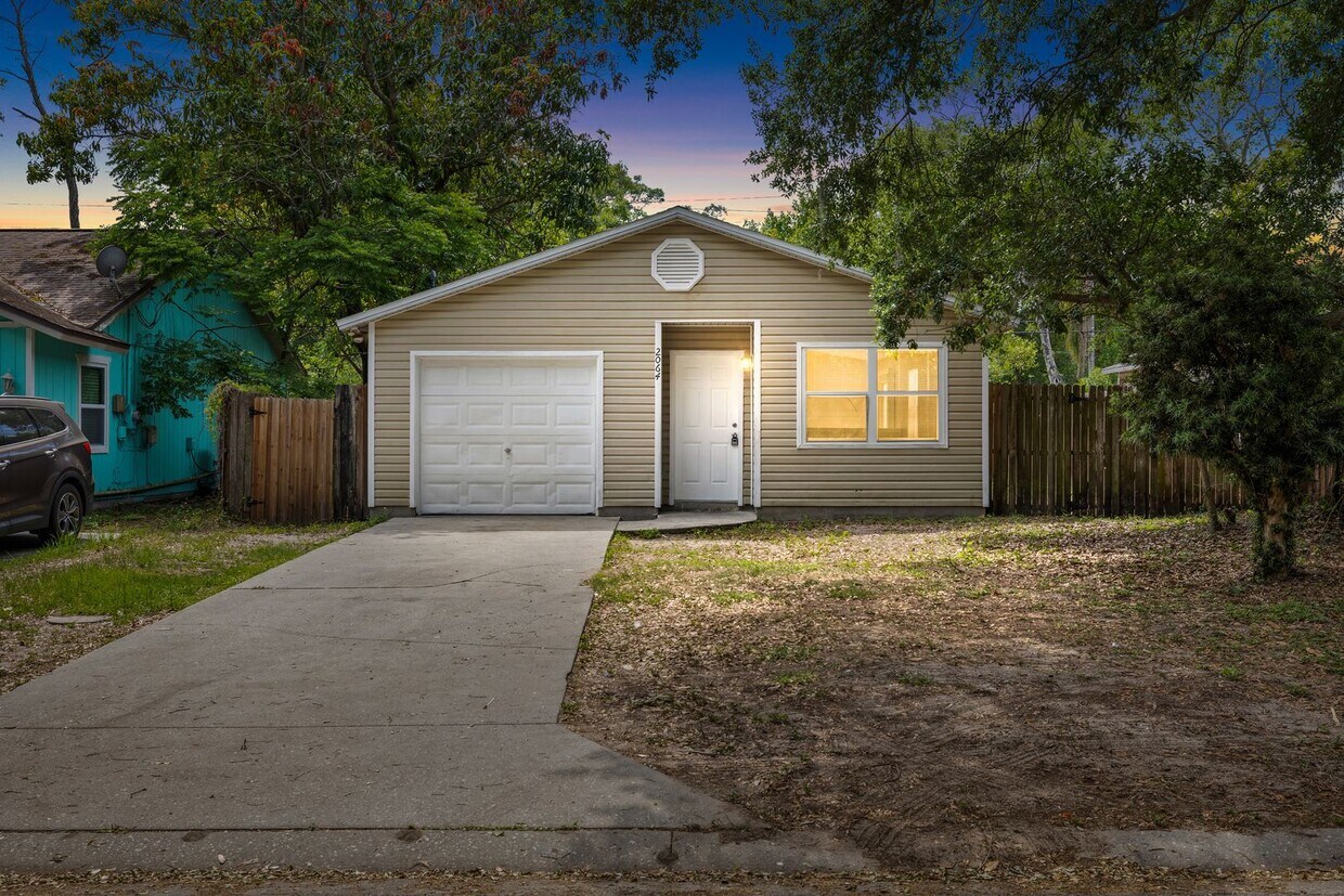 Cute 3/2 home with garage - Cute 3/2 home with garage