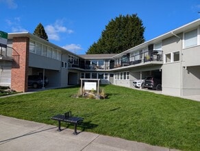 Building Photo - 1860 Crescent Rd