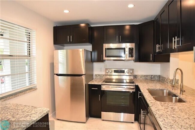 Foto del edificio - 8750 Royal Palm Blvd